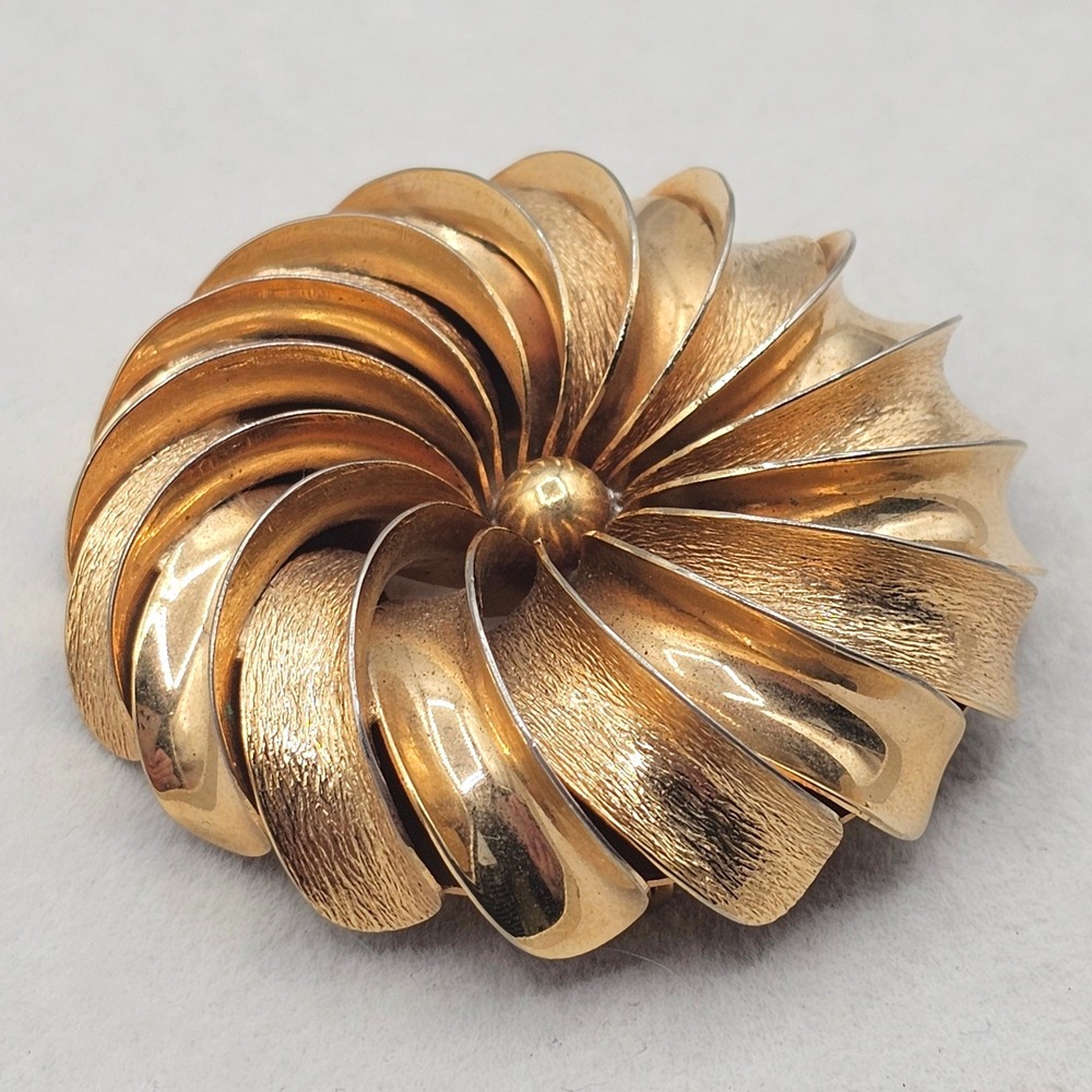 Vintage Gold Tone Circle Brooch Pin Wheel Swirl Sunburst Dimensional 2 Inch
